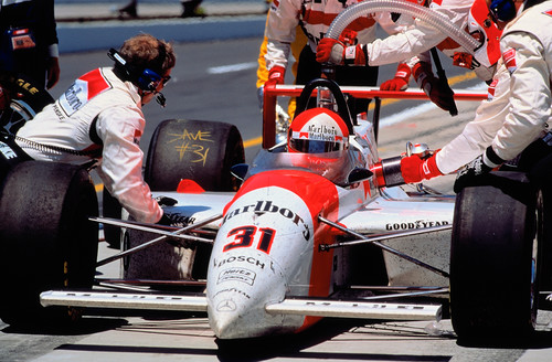 500 Meilen von Indianapolis, 29. Mai 1994. 79 Jahre nach Ralph de Palmas Sieg auf Mercedes gewinnt Al Unser jr. (Startnummer 31) auf Penske-Mercedes PC 23 das bedeutendste Motorsport-Ereignis der USA.