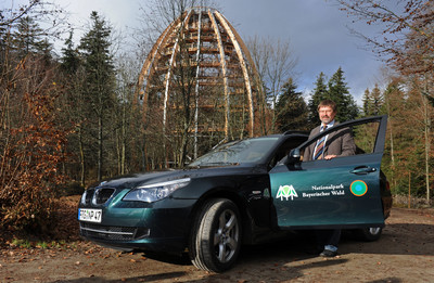 5.555.555ster BMW 5er für den Nationalpark. Das Fahrzeug übernahm heute der Leiter der Nationalparkverwaltung Bayerischer Wald, Karl Friedrich Sinner.
