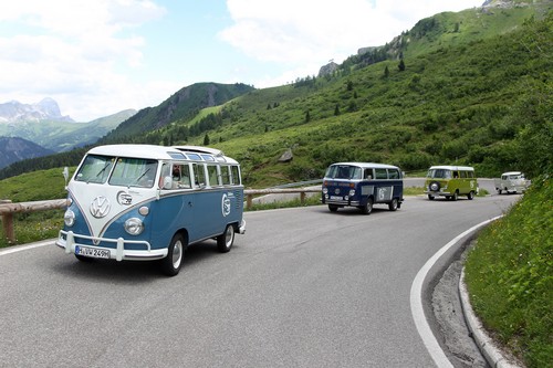 &quot;60 Jahre mobile Freizeit&quot;: Volkswagen Nutzfahrzeuge fährt in Bullis über die Alpen.