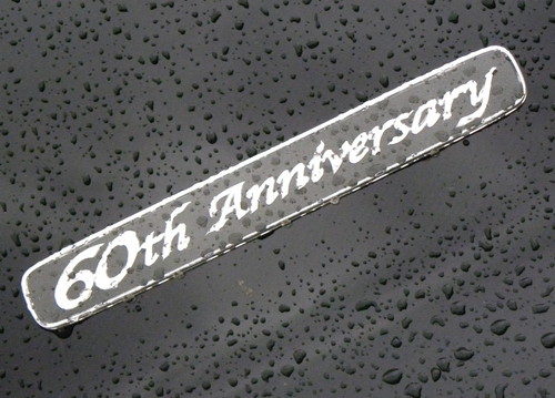 60 Jahre Toyota Land Cruiser: Ein verregneter Premierentag war den Sondermodellen &quot;60th Anniversary&quot; beschieden. Aber nässe kann den Land Cruiser auch dann nicht schocken, wenn&#039;s durch tiefe Wasser geht.