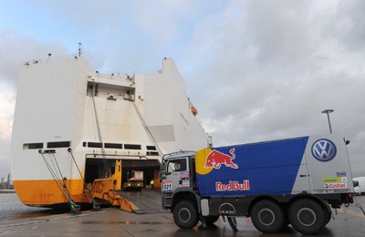 60 Tonnen Material und 17 Service-Fahrzeuge hat Volkswagen für die Rallye Dakar in Le Havre aufs Schiff verladen, 