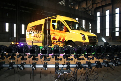 64 Kameras sorgen für einen 3-D-Effekt beim Betrachten des Bandbusses im Internet.