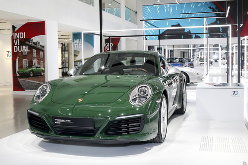 &quot;70 Jahre Porsche Sportwagen&quot; im &quot;Drive&quot;-Forum des Volkswagen-Konzerns in Berlin: Ein millionster Porsche 911 in irisch grün. 