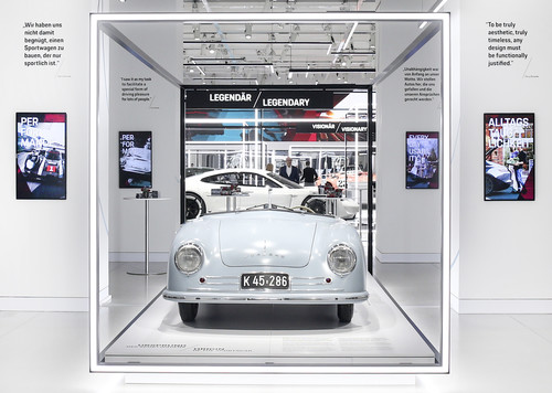 &quot;70 Jahre Porsche Sportwagen&quot; im &quot;Drive&quot;-Forum des Volkswagen-Konzerns in Berlin: Show Car des Porsche 356 Nr. 1 Roadster. 