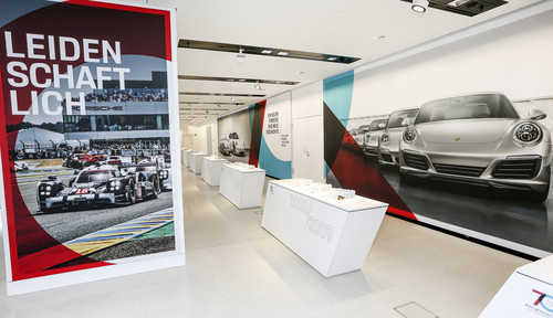 &quot;70 Jahre Porsche Sportwagen&quot; im &quot;Drive&quot;-Forum des Volkswagen-Konzerns in Berlin: Sieben Jahrzehnte Porsche-Geschichte im Schallplattenformat. 