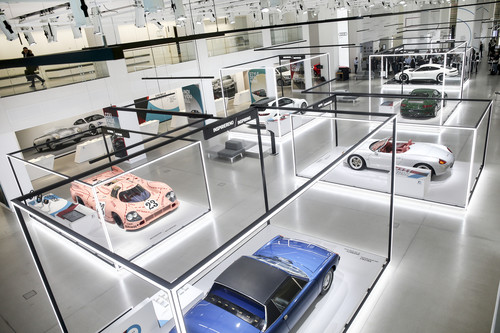 &quot;70 Jahre Porsche Sportwagen&quot; im &quot;Drive&quot;-Forum des Volkswagen-Konzerns in Berlin: Überblick über die Jubiläumsausstellung.