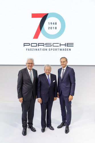 „70 Jahre Porsche Sportwagen“ (v.l.): Ministerpräsident Winfried Kretschmann, Aufsichtsratsvorsitzender Wolfgang Porsche und Vorstandsvorsitzender Oliver Blume.