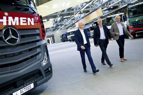 70 Mercedes-Benz Actros für Kahmen Trans-Cargo: Reimund (l.) und Detlev Kahmen (r.) nehmen von  Dr. Volker Hüntrup, Leiter Auftragszentrum Mercedes-Benz Lkw, die ersten sieben Fahrzeuge in Empfang.