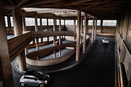 80 Jahre Fiat-Werk Mirafiori: Auffahrtrampe zur Teststrecke auf dem Dach der Werks Lingotto .