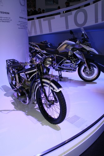 90 Jahre Motorradbau bei BMW: R 32 (1923) und R 1200 GS (2013).
