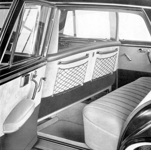 Ab 1963 bot Mercedes-Benz den Typ 300 SE (W 112) in einer Version mit verlängertem Radstand an. Das Plus von 100 Millimetern kam der Beinfreiheit im Fond und der Breite der Fondtüren zugute.
