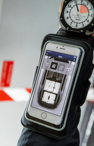 Abenteurer und Land-Rover-Markenbotschafter Bear Grylls prüfte die Sitzverstellung des Discovery per Smartphone-App während eines Fallschirmsprungs und bevor der Schirm auslöste.