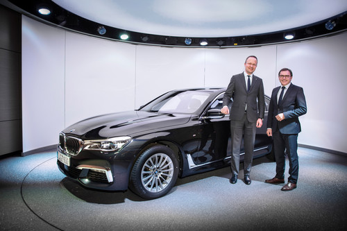 Abholung des ersten 7er BMW: Gerald Zimmermann, Geschäftsführer der BOS Gruppe, und Walter Schindlbeck, Leiter große Baureihe BMW (v.l.).