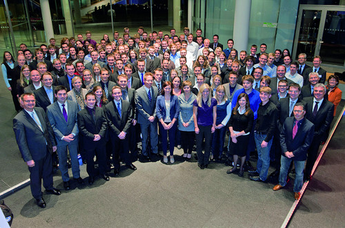 Absolventinnen und Absolventen des Dualen Studiums bei Volkswagen feierten in Wolfsburg ihren Abschluss.