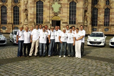Acht Teams starteten heute in Saarbrücken zur Spritsparfahrt von Peugeot.