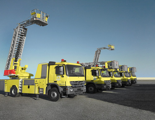 Actros-Drehleiter-Lkw der saudi-arabischen Feuerwehr. Die Mercedes-Benz-Lkw kommen bei den Brandbekämpfern mit anderen Aufbauten versehen auch als Lösch- und Bergefahrzeuge zum Einsatz.