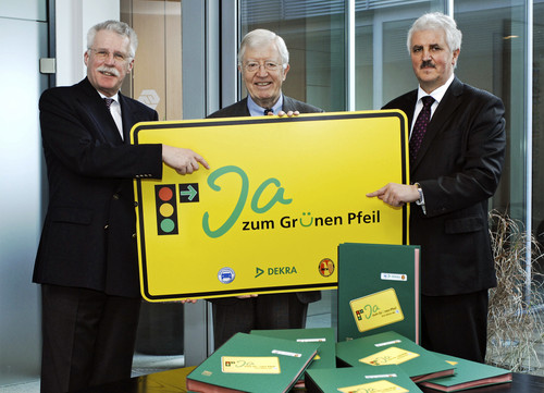 ACV-Präsident Dr. Jochen Dobring, ZDK-Präsident Robert Rademache und Dekra-Geschäftsführer Dr. Gerd Neumann (von links) sagen „Ja zum Grünen Pfeil“.