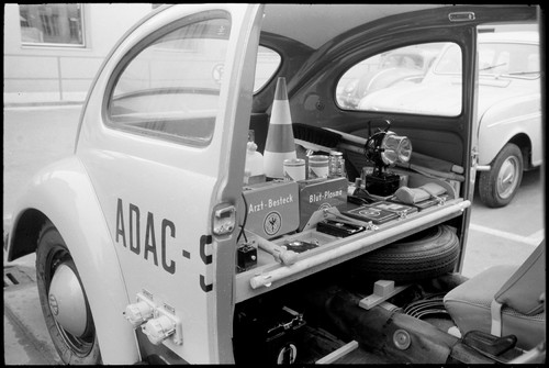 ADAC: 1964 startete der ADAC die Aktion &quot;Rettendes Blut&quot;: Auf dem Rücksitz der Straßenwachtkäfer waren Blutplasma und Arztbesteck untergebracht (und der Club rief zu Blutspenden auf).