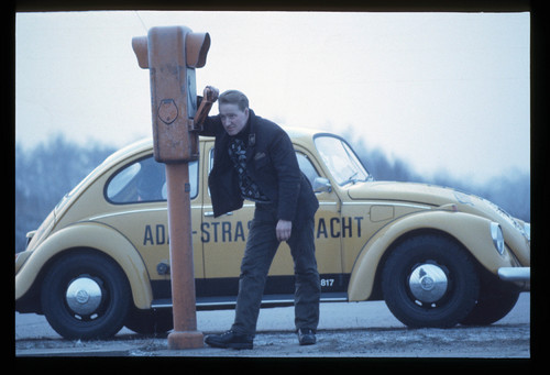 ADAC: Ab 1963 werden VW Käfer als Straßenwachtfahrzeuge eingesetzt . Der Straßenwachtfahrer erhält über die Notrufsäule einen Einsatzauftrag.