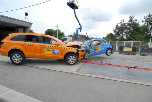 ADAC-Crashtest groß gegen klein: Audi Q7 gegen Fiat 500.