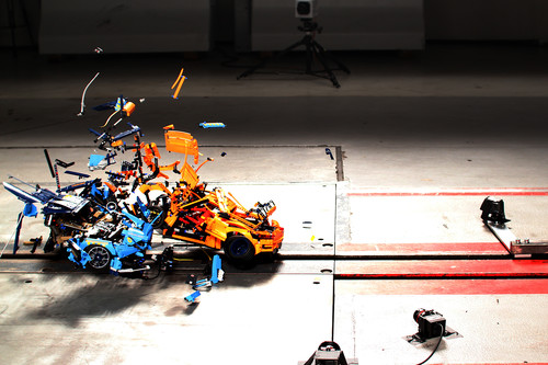 ADAC-Crashtest mit zwei Lego-Modellen im Maßstab 1:8.