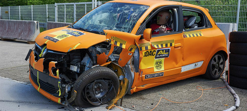 ADAC-Crashtest: Unfälle mit geringer Überdeckung. Renault Twingo mit eingeknickter A-Säule. 
