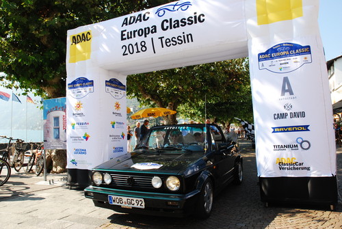 ADAC Europa Classic 2018: Zieleinfahrt des Teams I der Autostadt im VW Golf I Facelift Cabriolet.