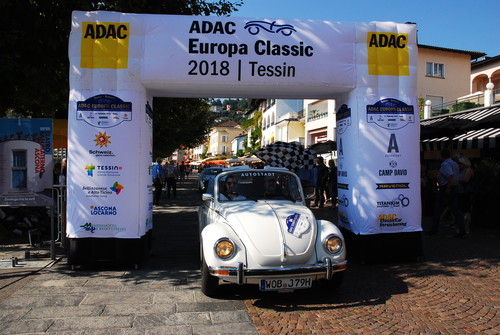 ADAC Europa Classic 2018: Zieleinfahrt des Teams II der Autostadt im 1979er VW Käfer 1303 LS Cabriolet.