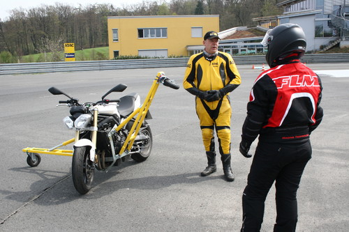 ADAC-Fahrsicherheitstraining: Instruktor Joachim Petri mit einer Triumph Street Triple mit Schräglagenausleger.