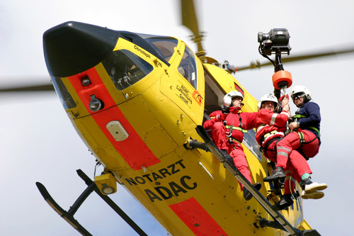 ADAC-Hubschrauber im Windeneinsatz.