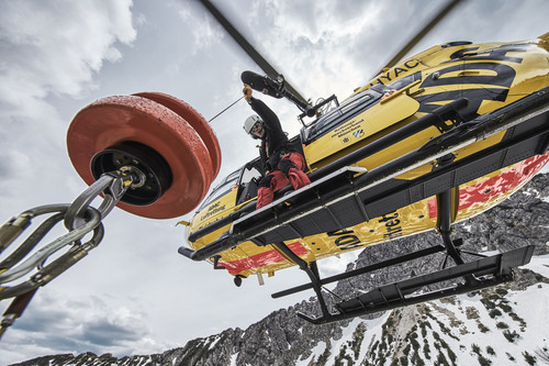 ADAC-Luftrettung: Der Einsatz der Winde ist im Gebirge oft die letzte Rettungsmöglichkeit.