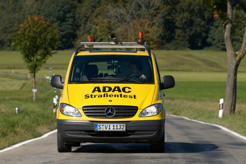 ADAC Messfahrzeug zur Bewertung der Straßensicherheit.