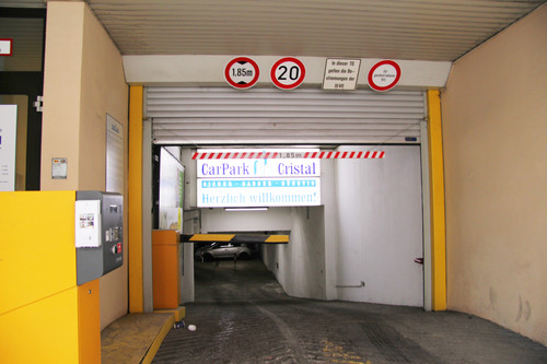 ADAC-Parkhaustest 2013: Die Einfahrtshöhe im deutschen Testverlierer „Car Park Cristal“ in München beträgt lediglich 1,85 Meter und die Abfahrtsrampe ist zu steil.