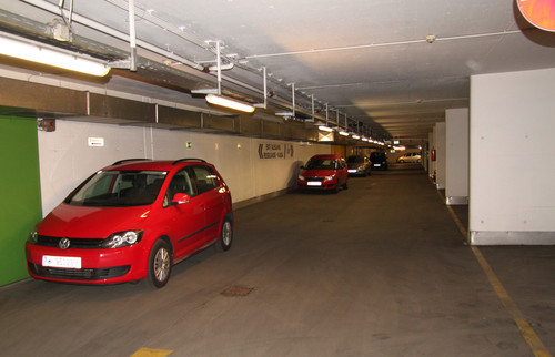 ADAC-Parkhaustest 2013: Die Wiener Tiefgarage Technische Universität kassierte ein „sehr mangelhaft“ für  unübersichtliche Parkebenen, kleine, sehr schlecht beleuchtete und nicht nummerierte Stellplätze sowie breite Wände. 