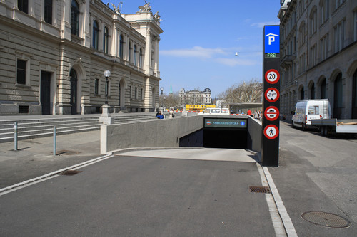 ADAC-Parkhaustest 2013: Ein Pendelbalken zur Höhenkontrolle in der Einfahrt fehlte leider auch beim europäischen Testsieger Tiefgarage Opéra in Zürich. 