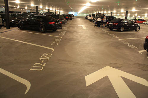 ADAC-Parkhaustest 2013:  Mit komfortablem Schrägparken auf hellen und übersichtlichen Ebenen punktete die Tiefgarage Opéra in der Züricher Schillerstraße als europäischer Testsieger. 