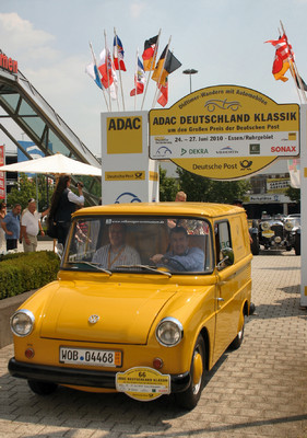 ADAC-Präsident Peter Meyer und Jürgen Gerdes, Konzernvorstand Brief der Deutschen Post, nahmen mit einem VW Fridolin, Baujahr 1972, an der Deutschland-Klassik teil.
