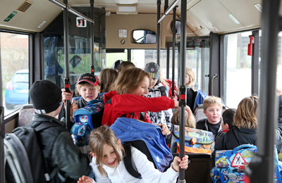 ADAC-Schulbustest 2010: Erhebliche Verletzungsgefahr bei Gedränge und Rangeleien im Bus.