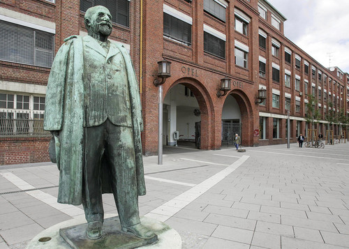 Adam-Opel-Statue vor dem Hauptportal.