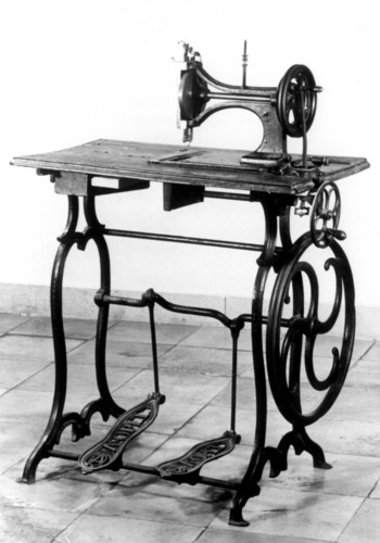 Adam Opels erste handgefertigte Nähmaschine (1862).