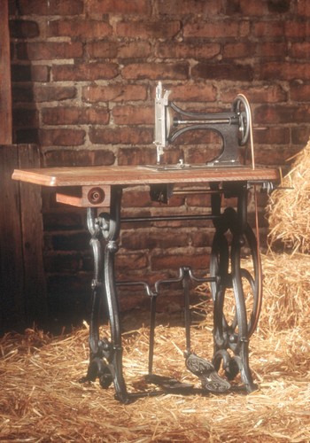 Adam Opels erste handgefertigte Nähmaschine (1862).