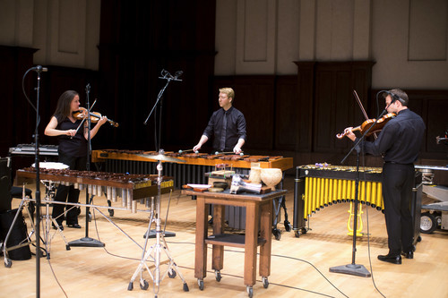 Adrienne Rönmark (Violine), Josef Becker (Percussion) und Eric Nowlin (Viola) vom Detroit Symphony Orchestra spielen die akustischen Warnsignale des Lincoln Aviator ein.