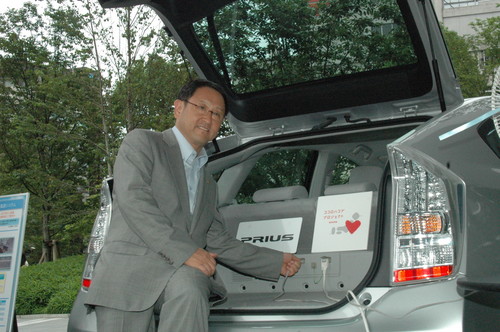 Akio Toyoda mit Stromzapfanlage im Prius.