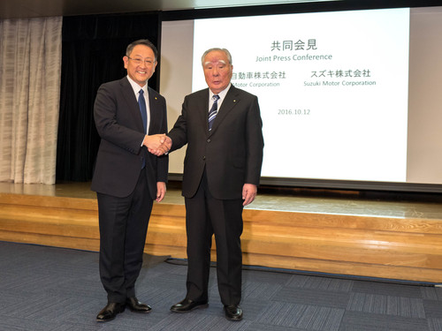 Akio Toyoda, Präsident von Toyota (links) und Osamu Suzuki, Vorstandsvorsitzender Suzuki.