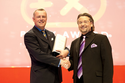 Alain Visser (li), Vice President Sales, Marketing &amp; Aftersales von Opel/Vauxhall nahm die Auszeichnung „Most Innovative Brand 2010“ von Donat Brandt, Geschäftsführer des Plus X Awards, entgegen.