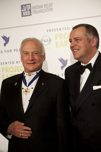 Alain Visser, Mitglied des Vorstandes der Adam Opel AG und Dr. Edwin „Buzz“ Aldrin, Astronaut der legendären ersten Mondlande-Mission Apollo 11und Leiter des Opel Project Earth, bei der Eröffnung der Gala Cinema for Peace in Berlin.