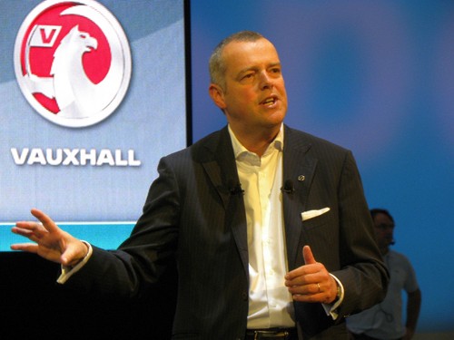 Alain Visser, Opels Marketing und Vertriebschef, vor dem sicher noch ungewohnten Hintergrund der Vauxhall-Marke.