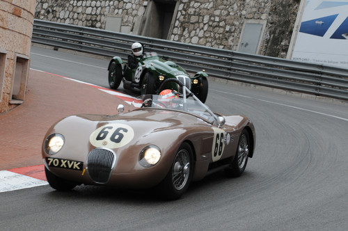 Alex Buncombe auf seinem Weg zum Sieg beim Grand Prix de Monaco Historique, Serie C für Pre-1953 Sport-Prototypen im Jaguar XK120.