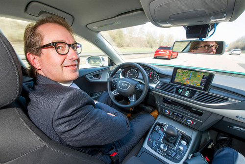 Alexander Dobrindt, Bundesminister für Verkehr und digitale Infrastruktur, überlässt die Führung einem Audi.