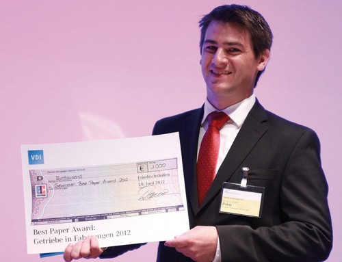Alexander Pabst (Schaeffler Technologies AG &amp; Co KG) erhält den Best Paper Award für Nachwuchsingenieure 2012.
